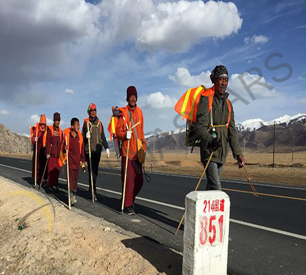 Yushu police distributed free safety vests to pilgrims